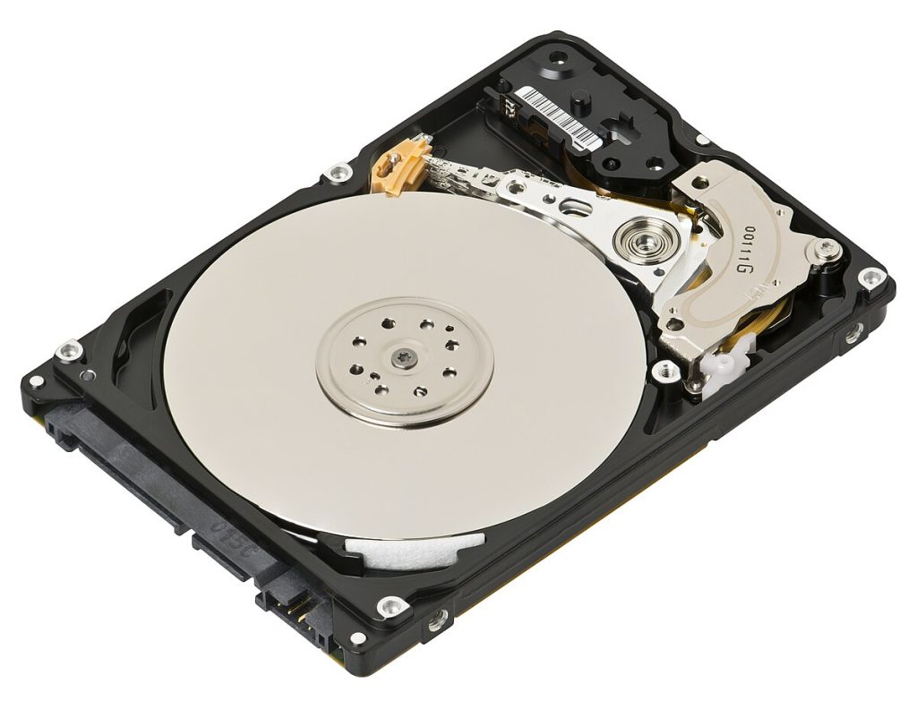 داخل قرص صلب HDD: القرص الدوار وذراع القراءة والكتابة.