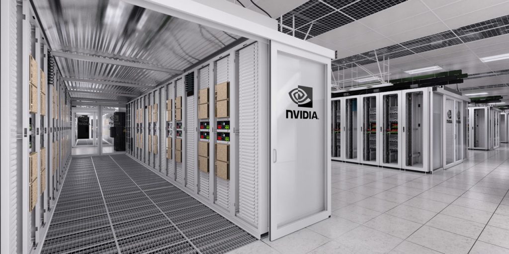 مركز بيانات ضخم مزود بخوادم وشعار NVIDIA.
