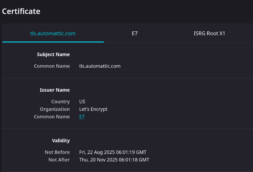 لقطة شاشة لعارض الشهادات في المتصفّح: ثلاثة ألسنة أفقية بأسماء tls.automattic.com وE7 وISRG Root X1، وتحتها اسم الموضوع، ثمّ اسم المُصدِر Let’s Encrypt، ثمّ تاريخا بداية الصلاحية ونهايتها.