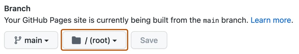 جزءٌ من صفحة إعدادات GitHub Pages بالإنجليزيّة تحت عنوان Branch: جملةٌ تقول إنّ الموقع يُبنى من الفرع main، وتحتها ثلاثة أزرار متجاورة: قائمة الفرع main، وقائمة المجلّد وعليها / (root) محاطةٌ بإطارٍ برتقاليّ، وزرّ Save.