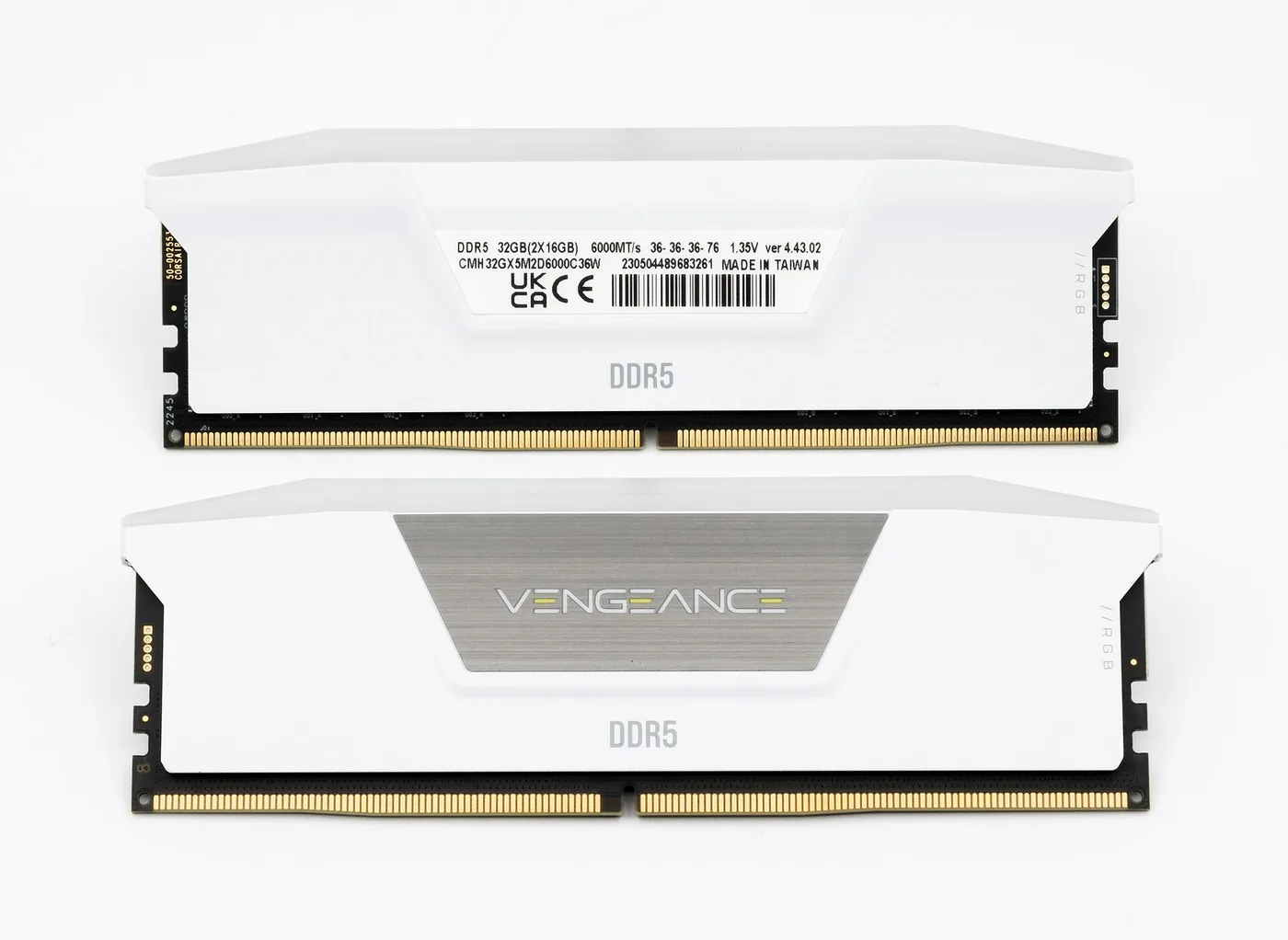 وحدتا ذاكرةٍ مكتبيّة من جيل DDR5 على خلفيّةٍ بيضاء، فوق كلٍّ منهما غطاءٌ معدنيٌّ أبيض لتوزيع الحرارة، وعلى إحداهما ملصق المواصفات، وفي الحافّة السفلى سنون التلامس الذهبيّة.