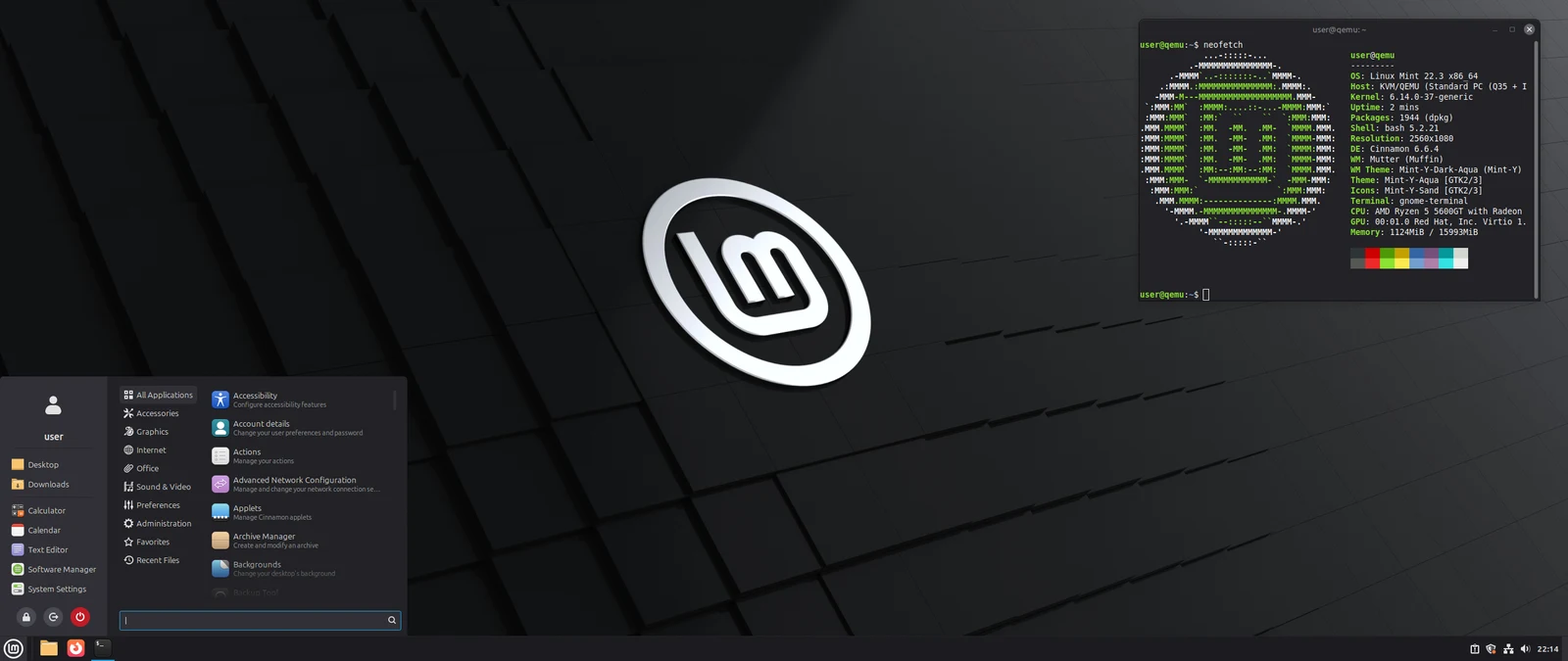سطح مكتب Linux Mint 22.3 بواجهة Cinnamon: خلفيّة داكنة عليها شعار Mint، وقائمة التطبيقات مفتوحة في الزاوية السفلى اليسرى بتصنيفاتها، وشريط مهامّ في الأسفل، ونافذة طرفيّة تعرض معلومات النظام ومنها Linux Mint 22.3.