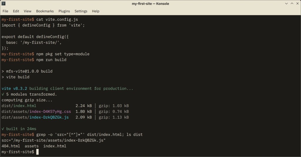 طرفيّة داكنة: cat vite.config.js يُظهر ملفّ إعدادٍ فيه base يساوي /my-first-site/، ثمّ npm pkg set type=module، ثمّ npm run build يكتب الملفّات الثلاثة، ثمّ grep يُظهر أنّ مسار السكربت صار /my-first-site/assets/، والأمر ls dist يُظهر 404.html وassets وindex.html.