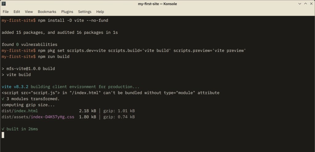 طرفيّة داكنة: npm install -D vite يضيف 15 حزمة بلا ثغرات، ثمّ npm pkg set يضيف السكربتات dev وbuild وpreview، ثمّ npm run build يشغّل vite v8.3.2، ويطبع تحذيرًا يقول إنّ الوسم script في index.html لا يُجمَّع من غير السمة type=module، ثمّ يكتب ملفّين فقط: dist/index.html وملفّ CSS في assets باسمٍ فيه بصمة، من غير ملفّ JavaScript.